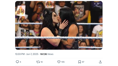 Imagen alterada de Stephanie besando a Rhea