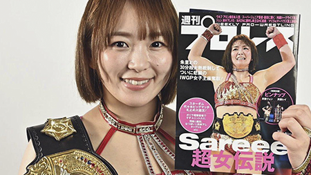 Sareee con una edición de Weekly Pro